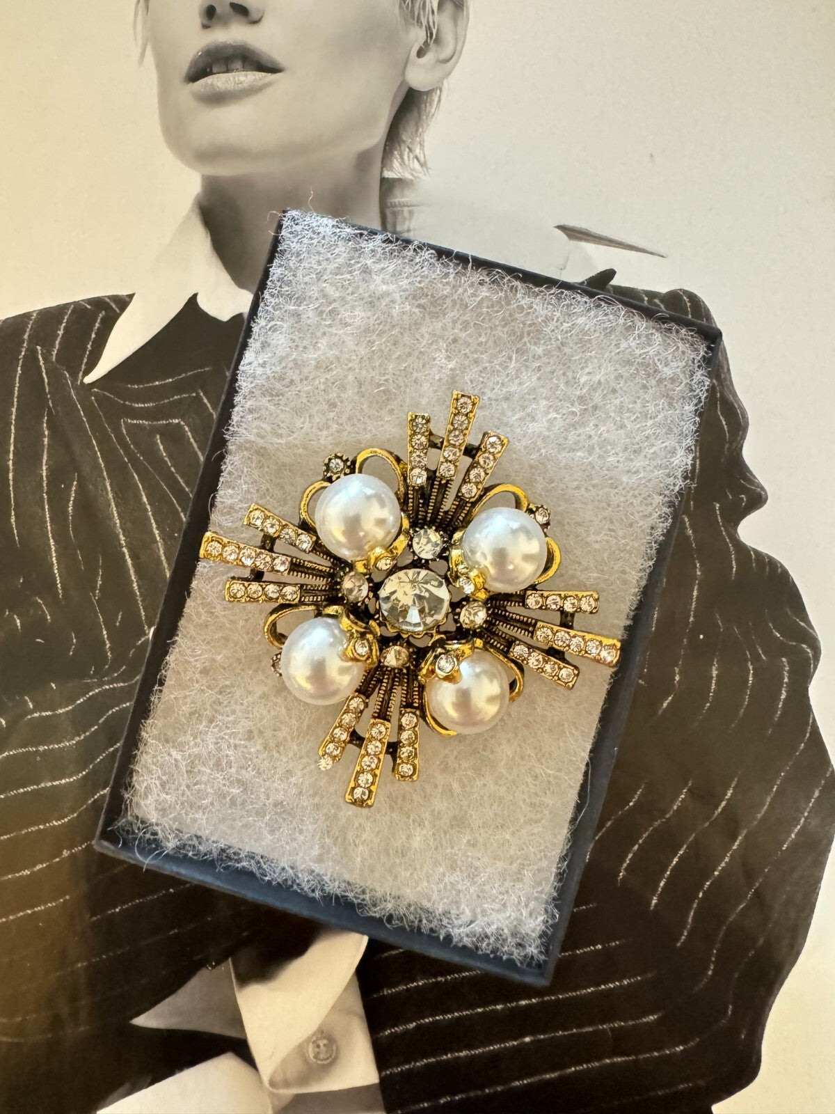 Pearl Brooch Free Shipping  Gift Box  Vintage Pin Women Unisex Brooch