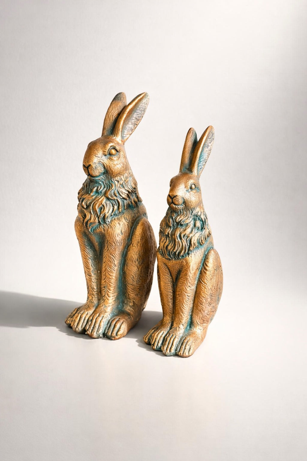 Set of 2 Resin Rabbit Figurines Bronze Finish Rustic Farmhouse Bunny Decor 9,8 ” Tall