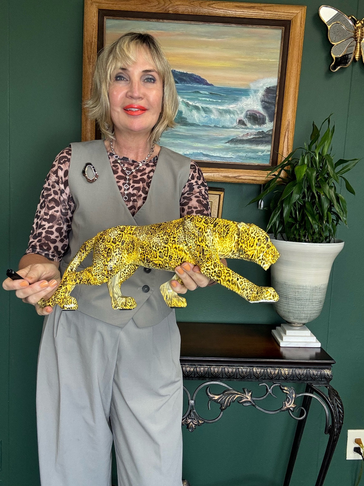 🐆 Yellow Leopard Resin Sculpture – 18” Decorative Big Cat Statue
