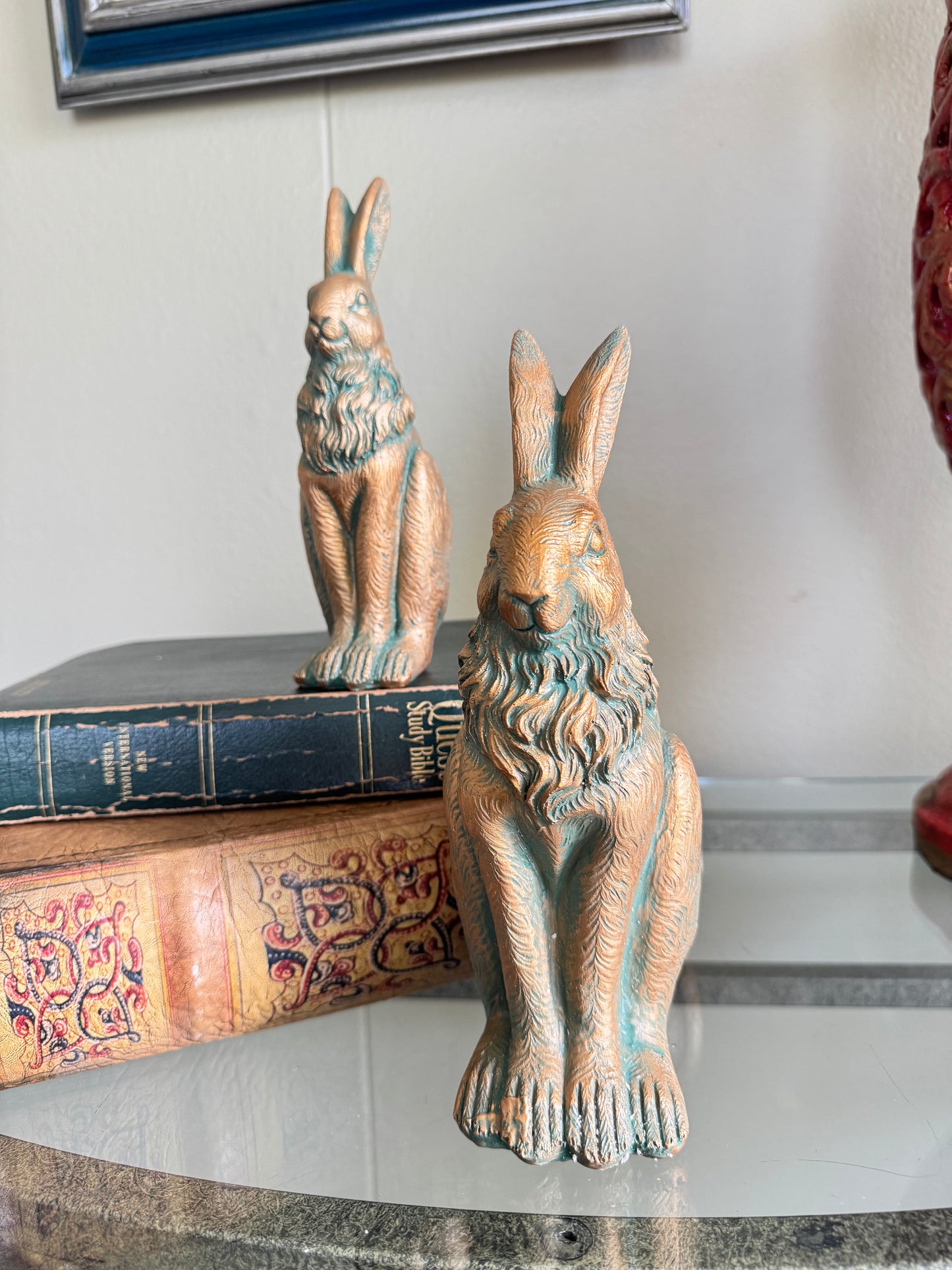 Set of 2 Resin Rabbit Figurines Bronze Finish Rustic Farmhouse Bunny Decor 9,8 ” Tall
